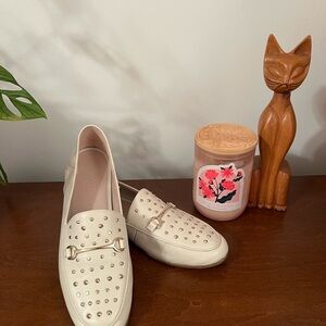 Elegant Nine West Cream Loafers